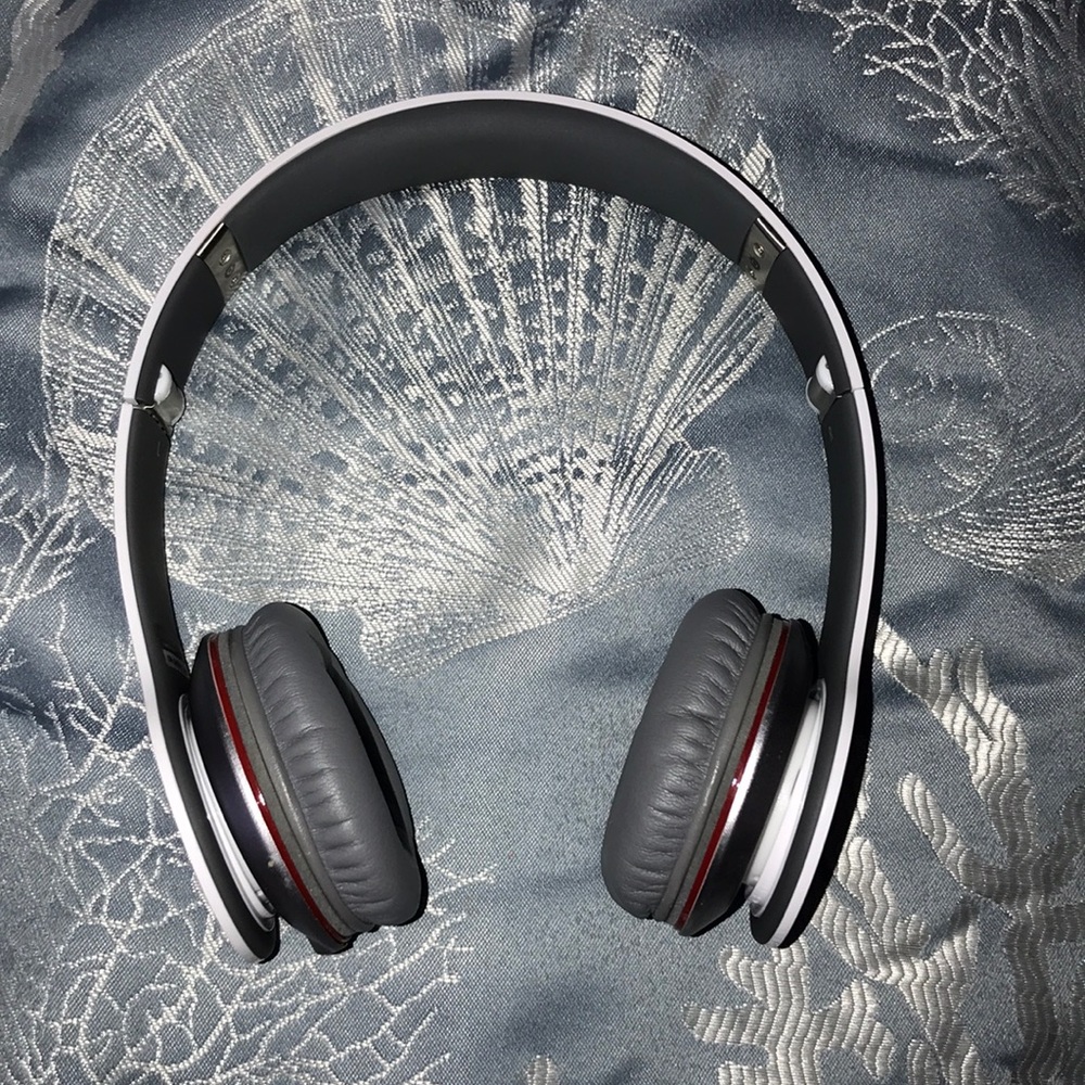 white beat headphones